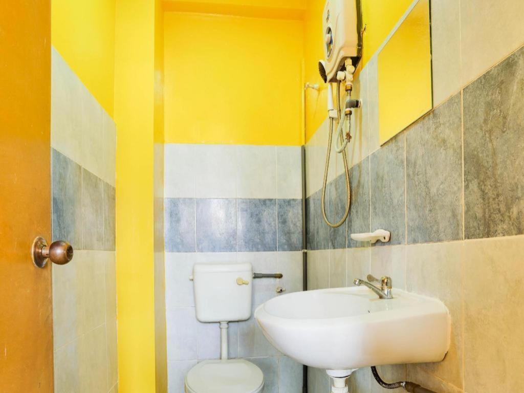 Oyo 89406 Lucky Budget Hotel Nilai Exterior photo