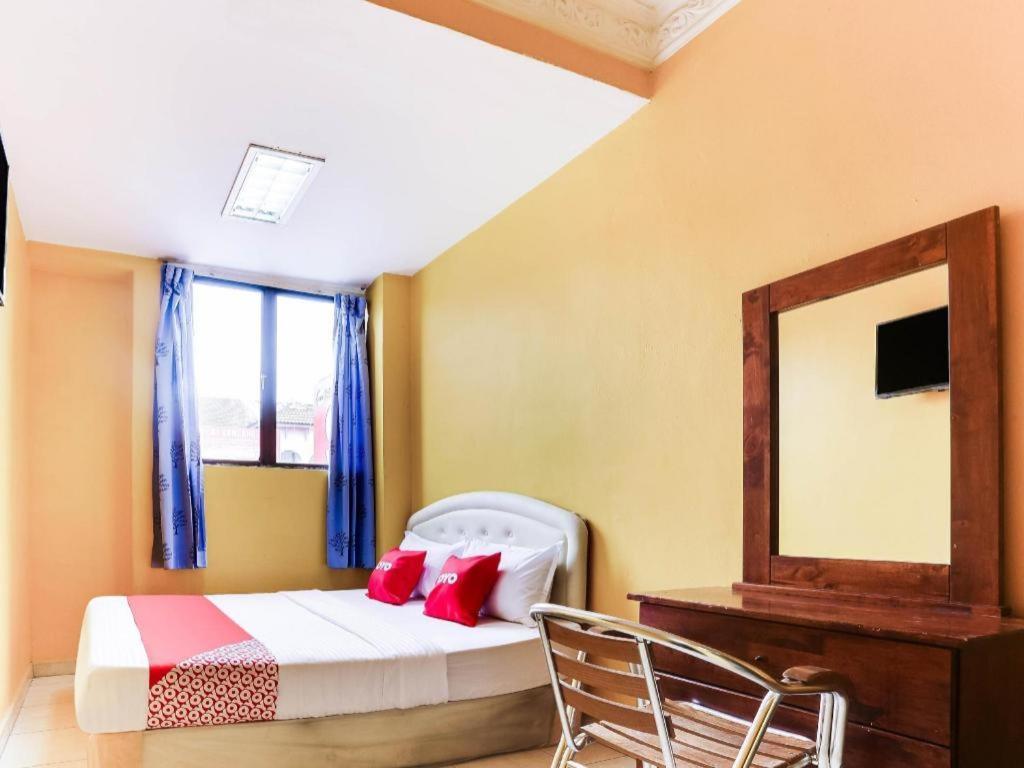 Oyo 89406 Lucky Budget Hotel Nilai Exterior photo